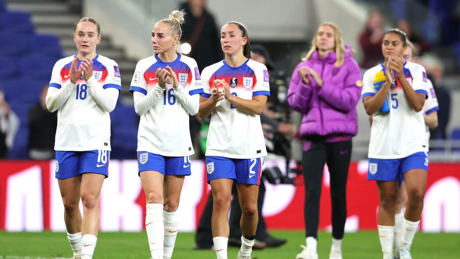 Inglaterra Feminina 3-0 Ucrânia Feminina: Leoas lamentam a derrota da Espanha enquanto questionam como uma derrota lhes custou a vaga automática na Copa do Mundo | Notícias de futebol
