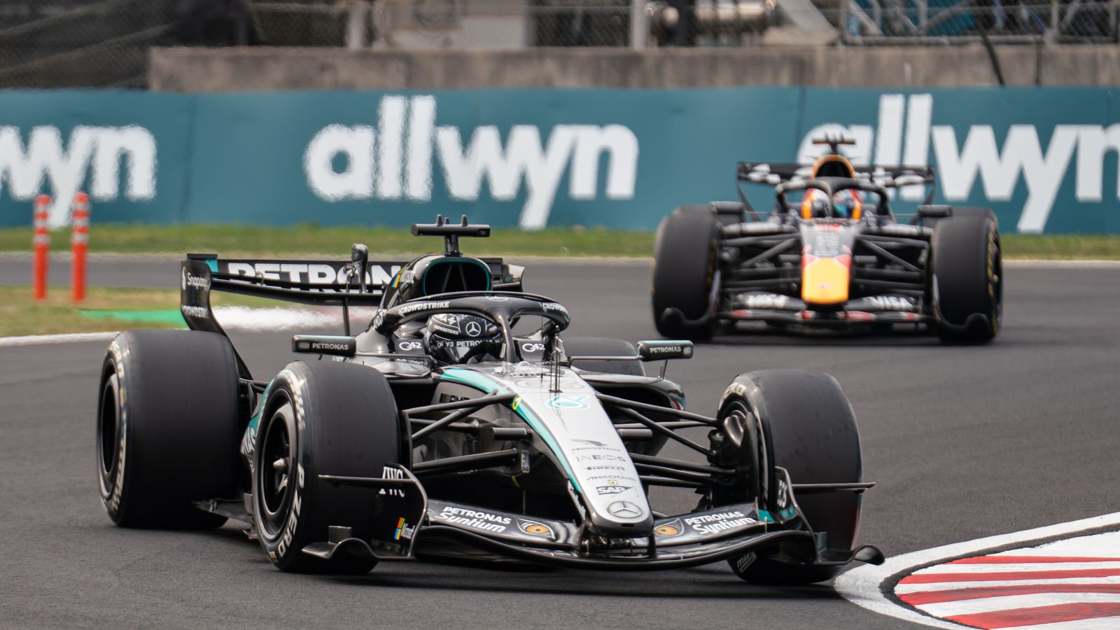 The F1 Show: Decisão da FIA de conceder atualização de motor Mercedes questionada por David Croft da Sky Sports F1 | Notícias F1