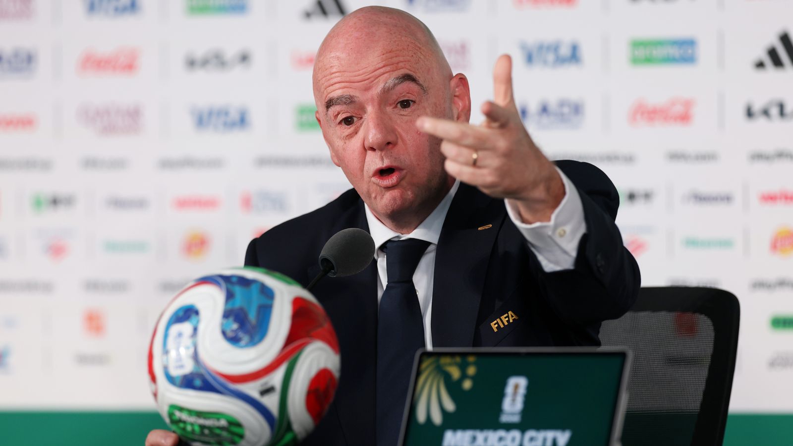 Copa do Mundo de 2026: O presidente da FIFA, Gianni Infantino, diz ‘relaxe e relaxe’ depois que árbitro somali negou visto para os EUA | Notícias de futebol
