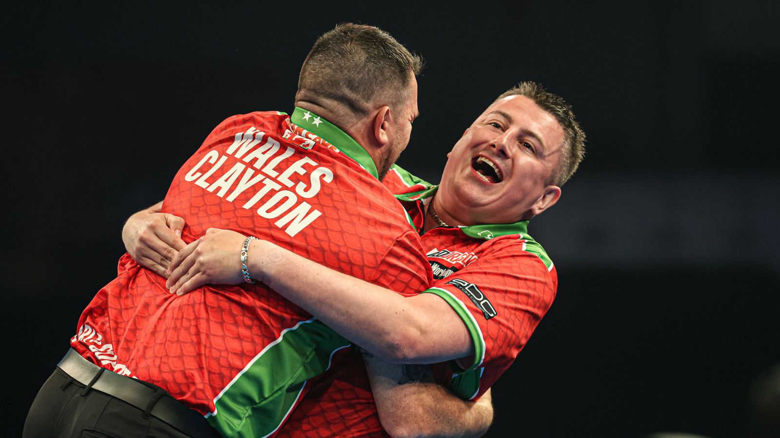 Copa do Mundo de Dardos: Jonny Clayton e Nick Kenny, do País de Gales, seguem em frente, com Alemanha e Irlanda também vencendo | Notícias sobre dardos