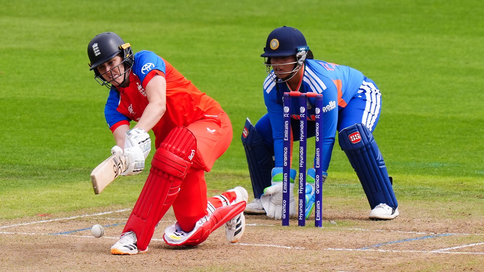 Inglaterra x Índia: Os anfitriões sobrevivem à reviravolta tardia, enquanto Nat Sciver-Brunt e Amy Jones completavam meio século para selar a vitória em cinco corridas | Notícias de críquete