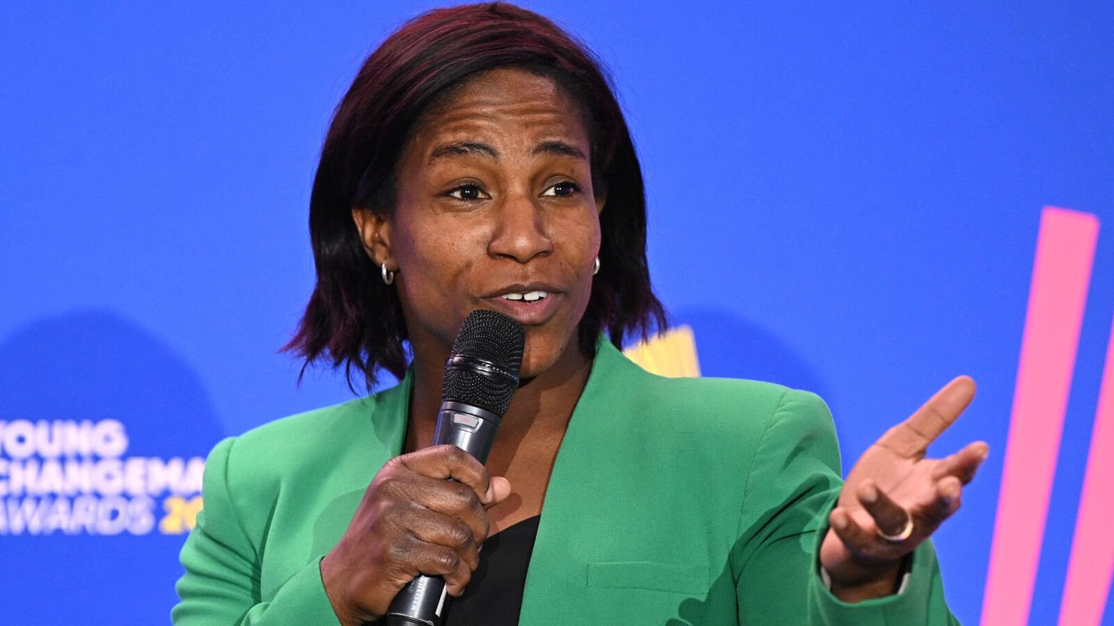 Maggie Alphonsi: Membro do conselho da RFU renuncia devido a comentários discriminatórios sobre o vencedor da Copa do Mundo | Notícias da União de Rugby