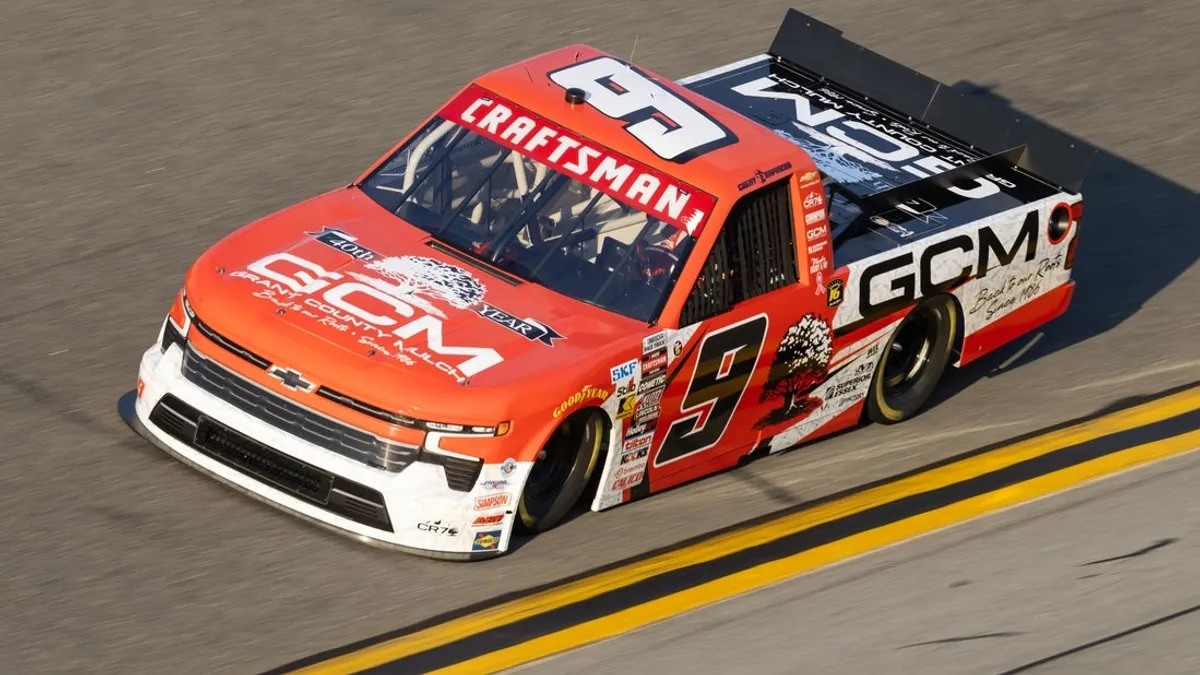 O veterano Grant Enfinger vence a corrida selvagem da NASCAR CRAFTSMAN Truck Series no histórico Lime Rock Park