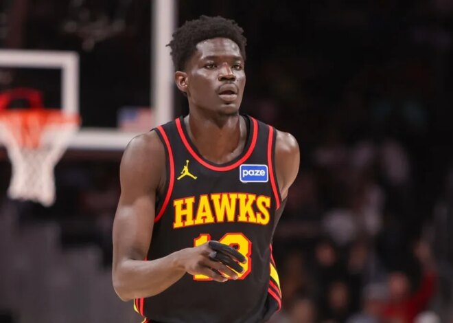 Hawks F Mouhamed Gueye quebra o pé durante treino