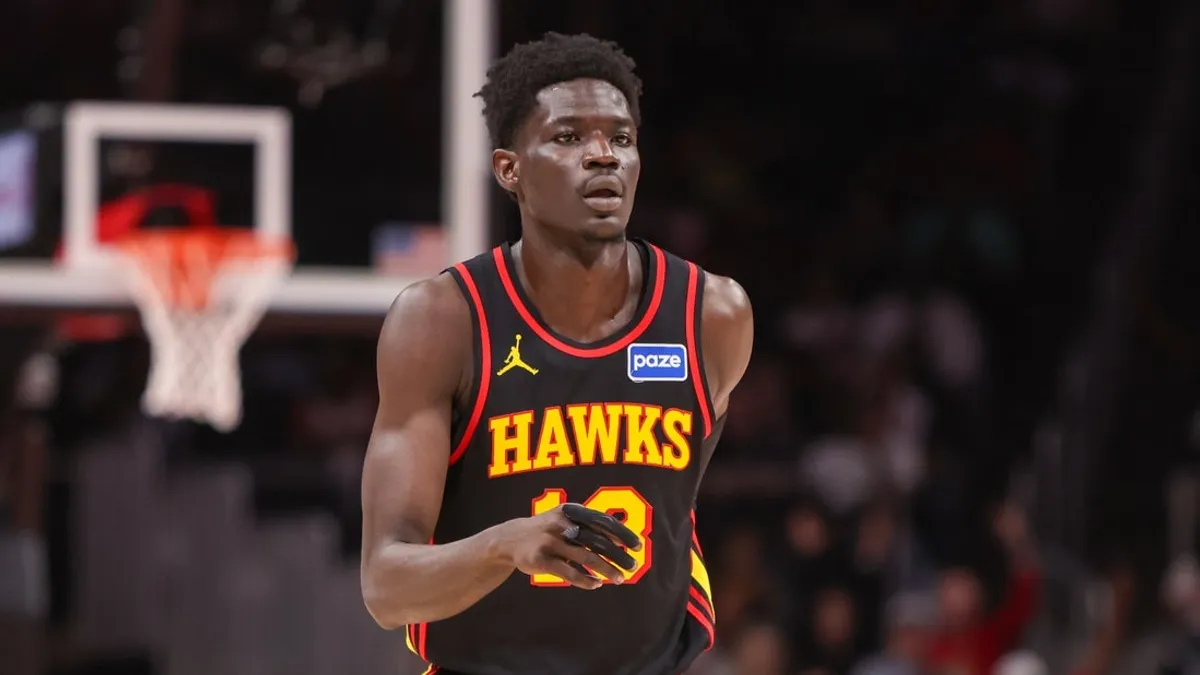 Hawks F Mouhamed Gueye quebra o pé durante treino