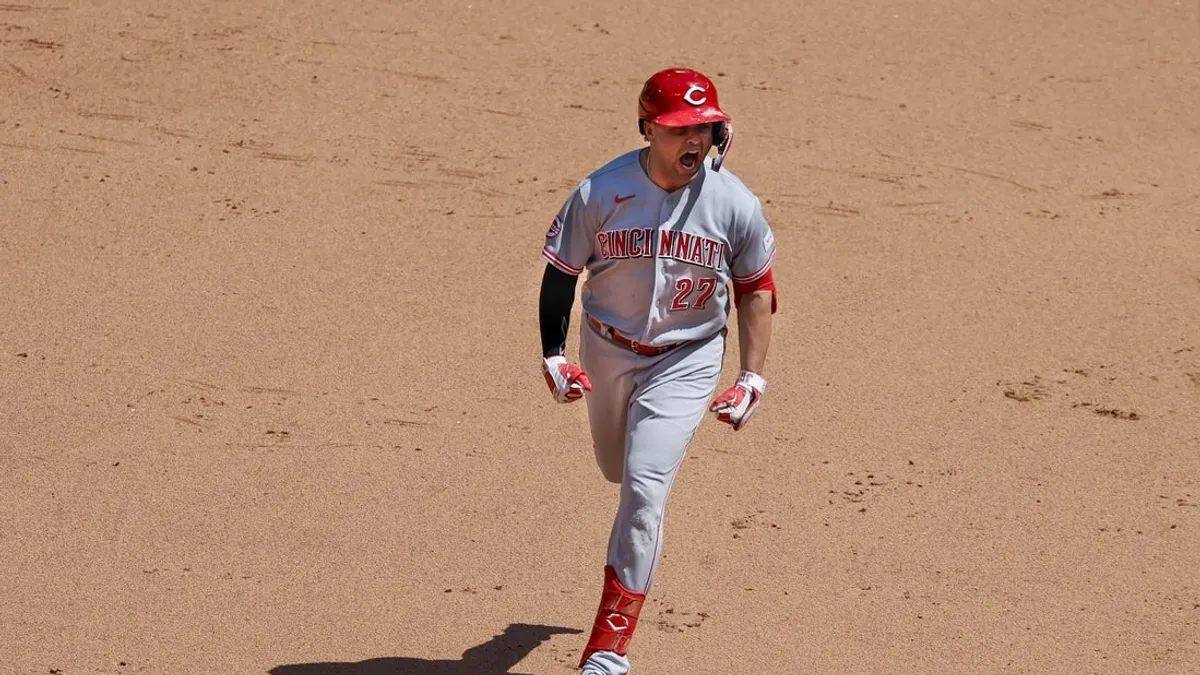 RH de Sal Stewart ajuda Reds a derrotar Mariners