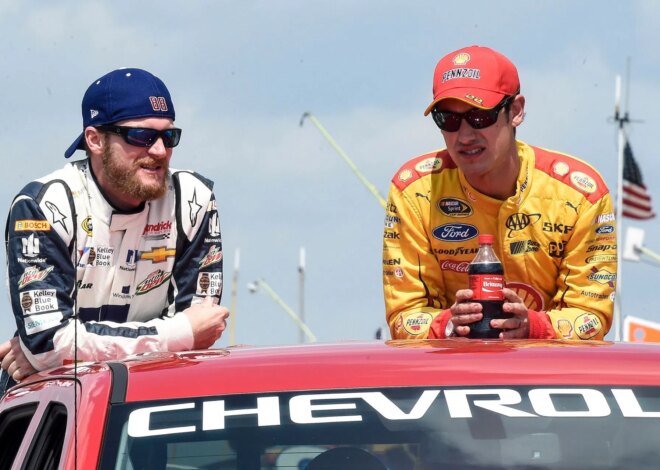 As luvas vencedoras de corrida de Joey Logano de North Wilkesboro arrecadam US$ 7.361 para a instituição de caridade de Dale Earnhardt Jr.