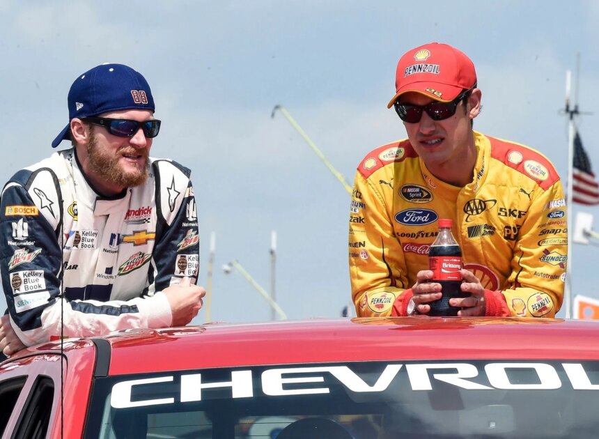 As luvas vencedoras de corrida de Joey Logano de North Wilkesboro arrecadam US$ 7.361 para a instituição de caridade de Dale Earnhardt Jr.