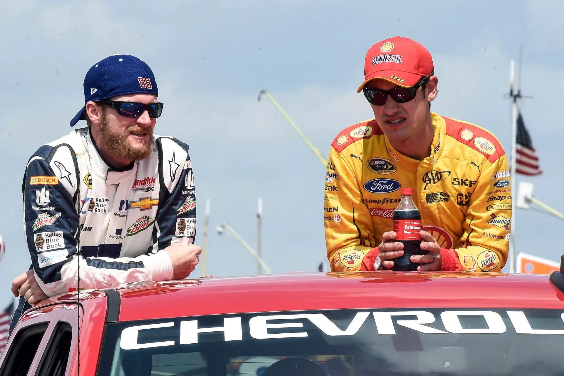 As luvas vencedoras de corrida de Joey Logano de North Wilkesboro arrecadam US$ 7.361 para a instituição de caridade de Dale Earnhardt Jr.