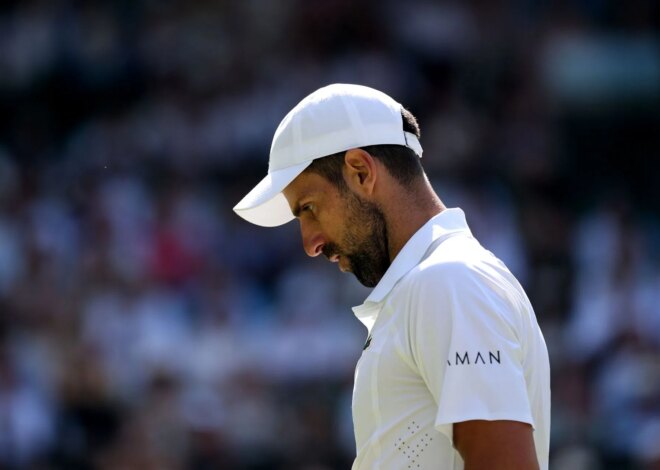 Novak Djokovic reclama do sentimento de ‘não muito bom’ e não mostra entusiasmo por ultrapassar Federer na estranha coletiva de imprensa de Wimbledon